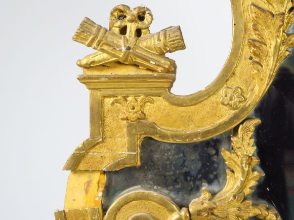 Grande glace à parecloses Louis XIV en bois et stuc doré, à décor de f