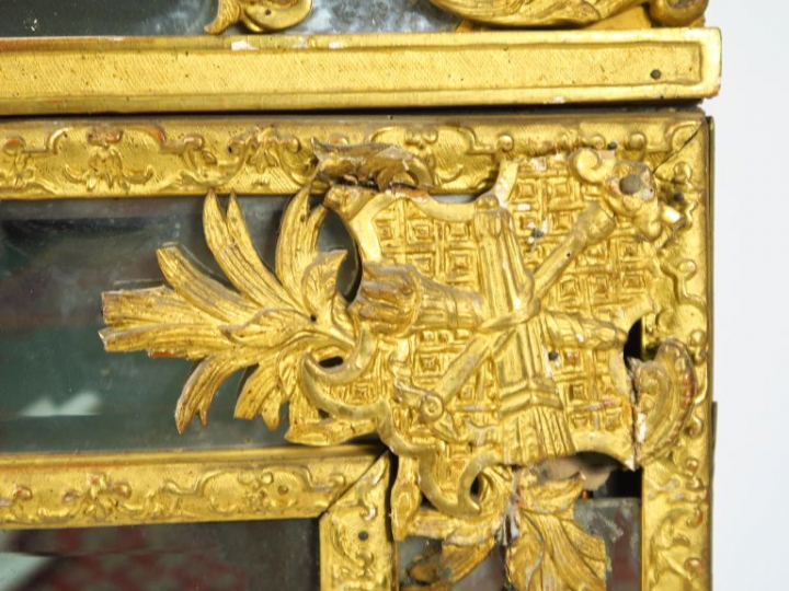 Grande glace à parecloses Louis XIV en bois et stuc doré, à décor de f