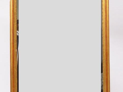 Glace Napoléon III en bois et stuc doré à décor de rinceaux, de fleurs