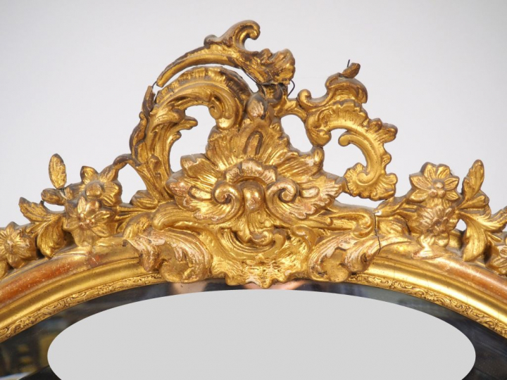 Glace Napoléon III en bois et stuc doré à décor de rinceaux, de fleurs