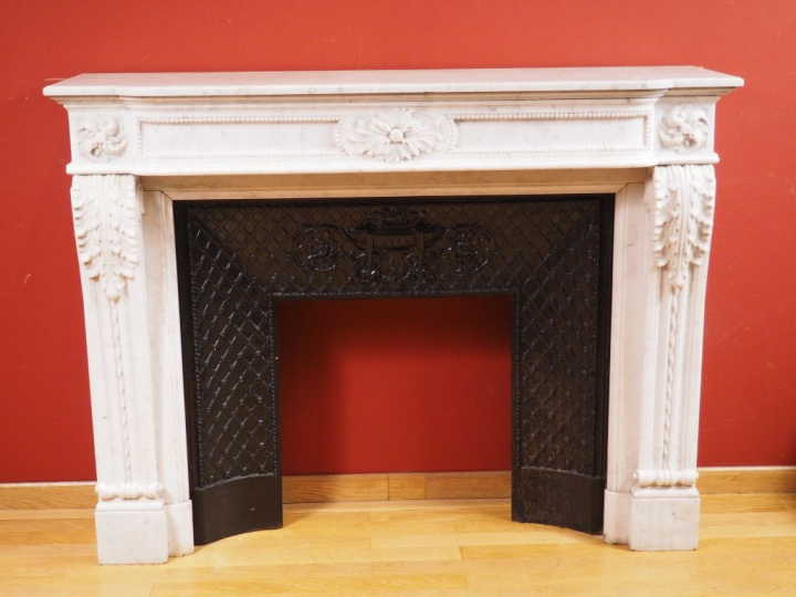 Cheminée XIXème de style Louis XVI en marbre blanc à décor de consoles