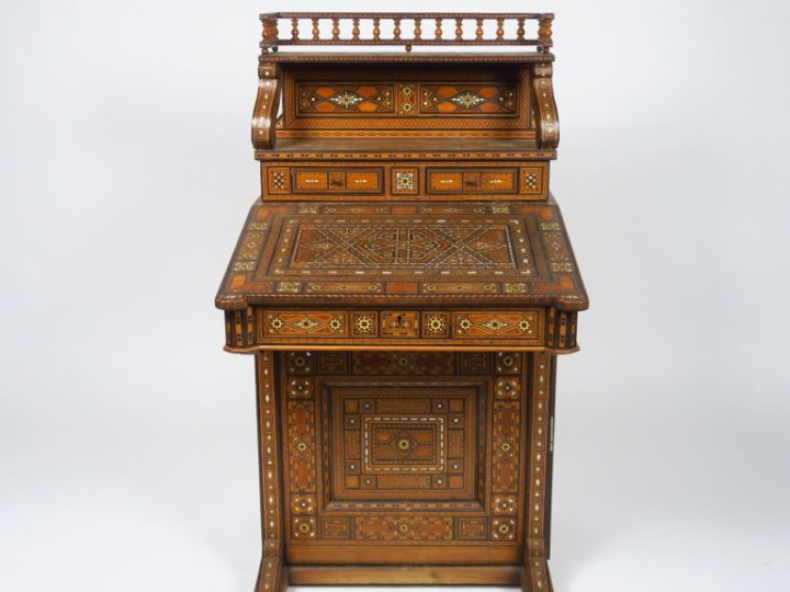 Bureau syrien 1900 en marqueterie ouvrant à deux tiroirs, un abattant 