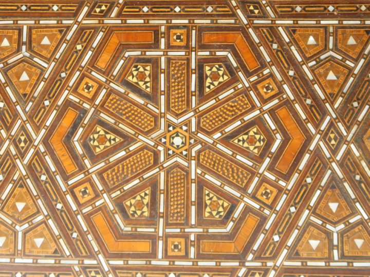 Bureau syrien 1900 en marqueterie ouvrant à deux tiroirs, un abattant 