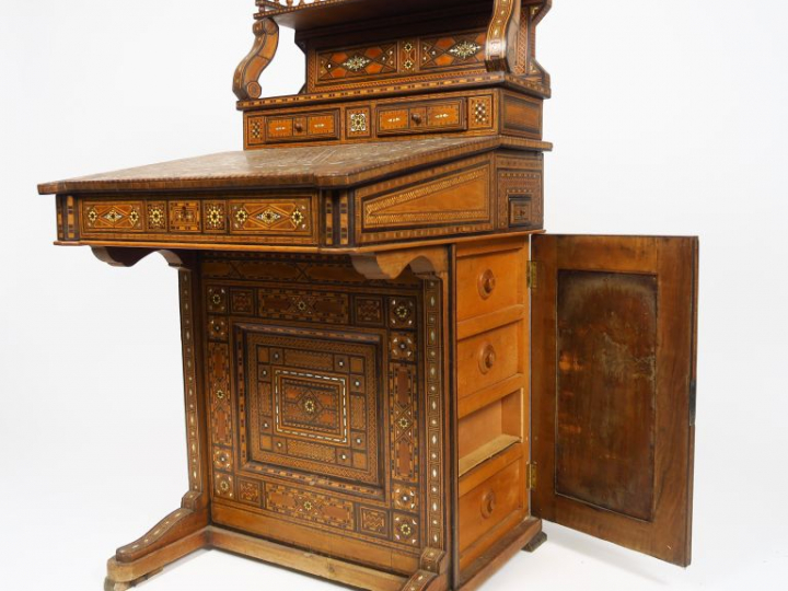 Bureau syrien 1900 en marqueterie ouvrant à deux tiroirs, un abattant 