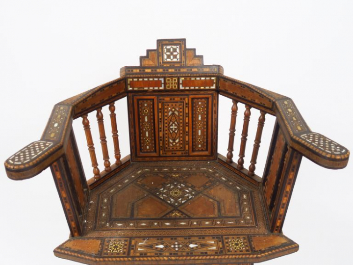 Fauteuil syrien 1900 en marqueterie.