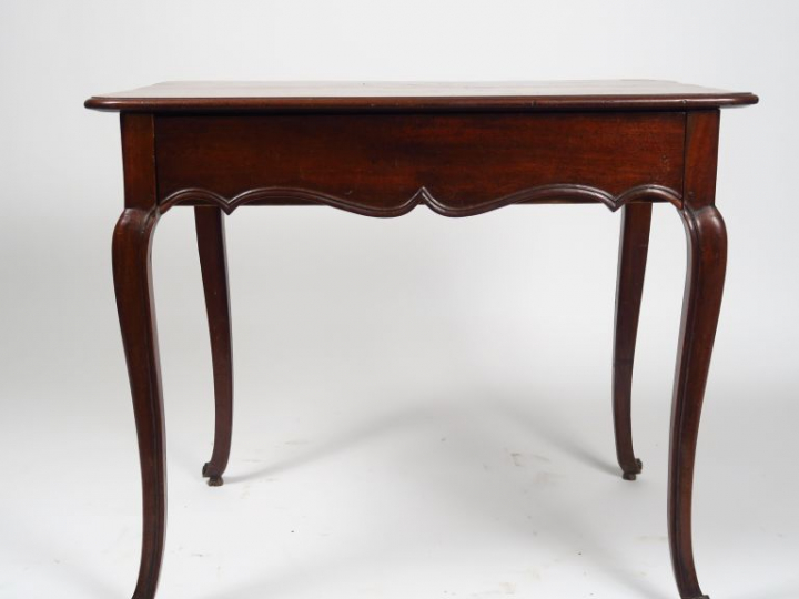 Table Louis XV en acajou ouvrant à un tiroir en ceinture, pieds galbés