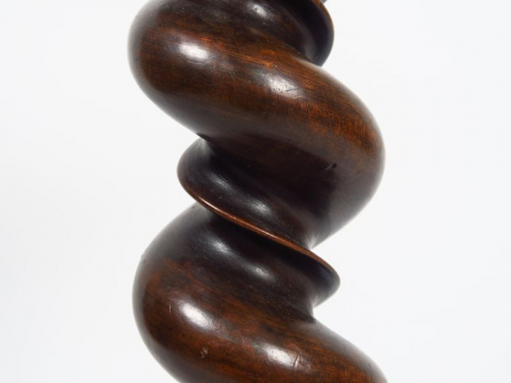 Sellette de style Louis XIII en noyer tourné. H. : 77 cm.