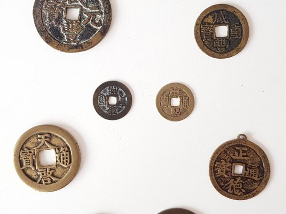 Chine  Lot de neuf sapèques en alliages de cuivre, comprenant : . Troi