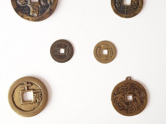 Chine  Lot de neuf sapèques en alliages de cuivre, comprenant : . Troi