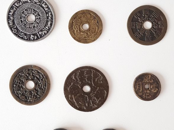 Chine Lot de neuf pièces en alliages de cuivre et une en argent, compr