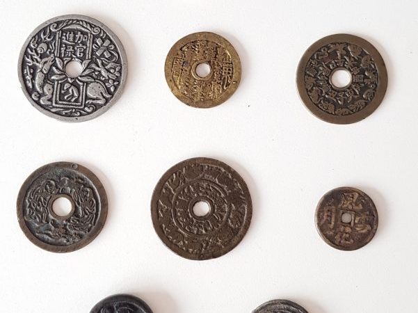 Chine Lot de neuf pièces en alliages de cuivre et une en argent, compr