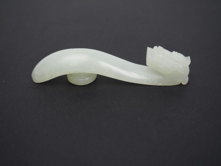 Ensemble de trois fibules en jade blanc céladon à décor de dragons. Ch