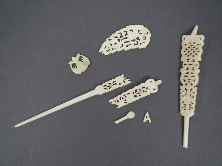 Lot d'éléments de coiffe en jade céladon finement ciselé.  Chine, XVII