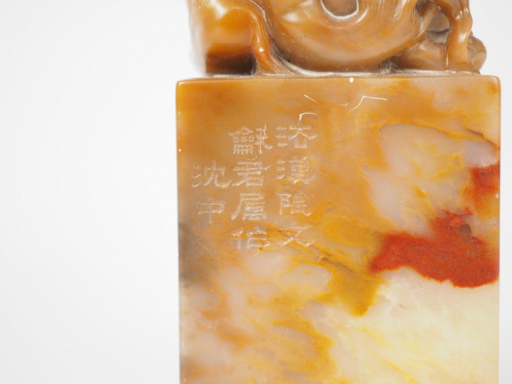 Deux sceaux en stéatite beige, les prises ornées de lions bouddhiques.