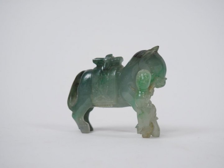 Groupe en jadéite représentant un enfant conduisant un cheval portant 