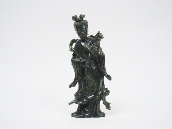 Statuette en jade du Canada représentant une déesse du printemps tenan