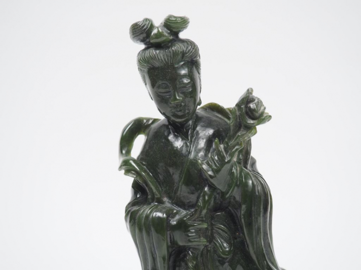 Statuette en jade du Canada représentant une déesse du printemps tenan