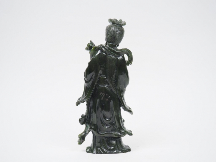 Statuette en jade du Canada représentant une déesse du printemps tenan