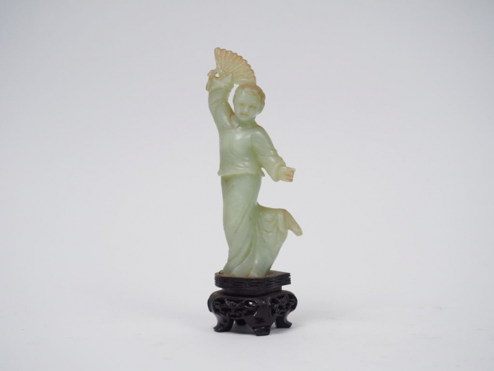 Statuette en serpentine représentant une jeune femme de la révolution 