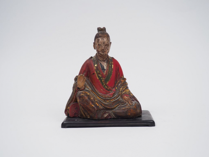 Statuette en bois laqué et doré, représentant un dignitaire assis fais