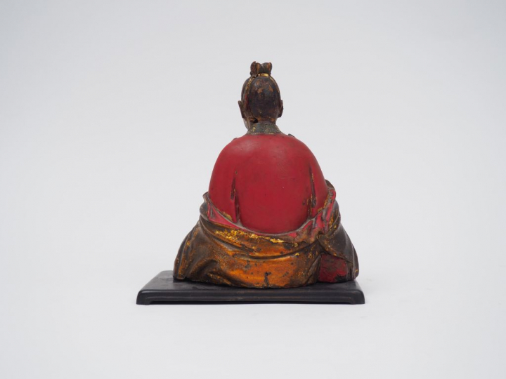 Statuette en bois laqué et doré, représentant un dignitaire assis fais