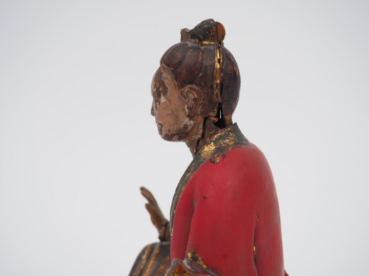 Statuette en bois laqué et doré, représentant un dignitaire assis fais