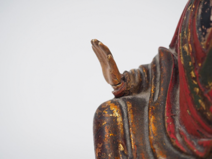 Statuette en bois laqué et doré, représentant un dignitaire assis fais