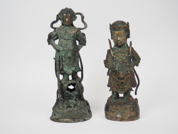 Lot de deux statuettes en bronze représentant des gardiens en armure. 