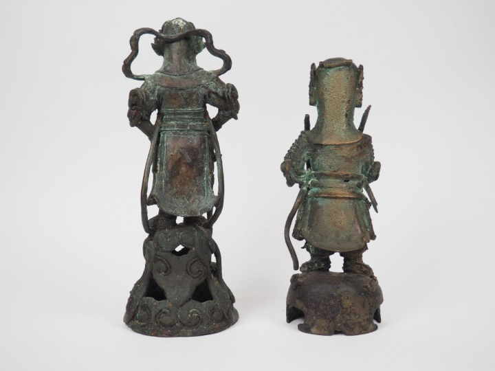 Lot de deux statuettes en bronze représentant des gardiens en armure. 
