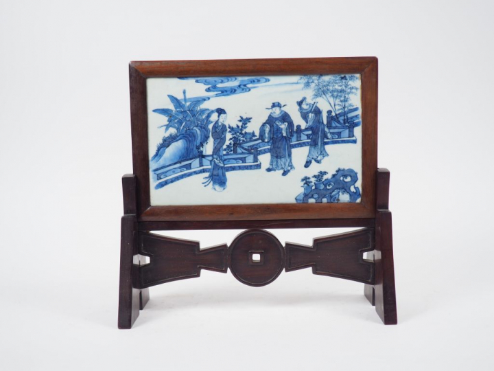 Petit écran de table en porcelaine à décor en bleu sous couverte de le