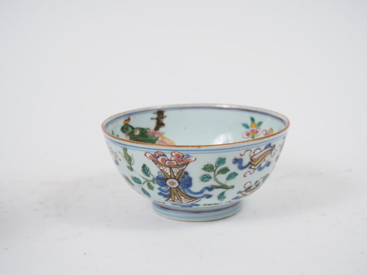 Coupe en porcelaine bleu blanc surdécorée en famille rose d'oiseaux et