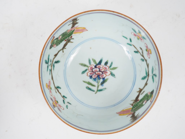 Coupe en porcelaine bleu blanc surdécorée en famille rose d'oiseaux et