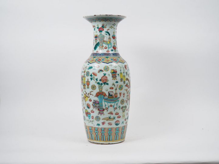 Vase de forme balustre en porcelaine et émaux de la famille rose, à dé