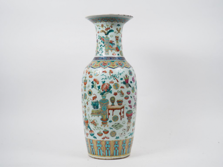Vase de forme balustre en porcelaine et émaux de la famille rose, à dé