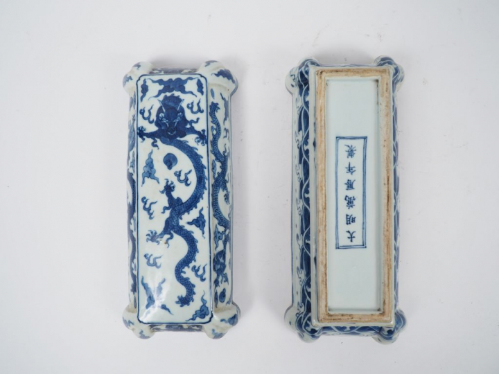 Boite de forme rectangulaire couverte en porcelaine, à décor en bleu d