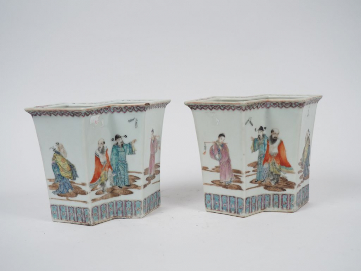 Paire de jardinières de forme octogonale en porcelaine, à décor en éma