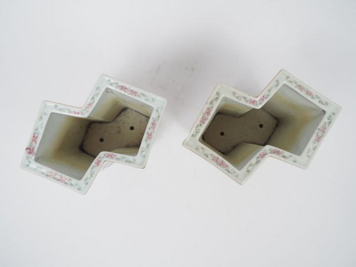 Paire de jardinières de forme octogonale en porcelaine, à décor en éma