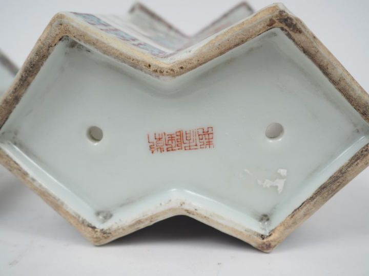 Paire de jardinières de forme octogonale en porcelaine, à décor en éma