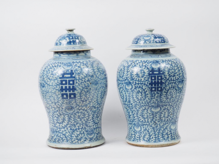 Deux potiches couvertes formant pendant en porcelaine blanche, décor é