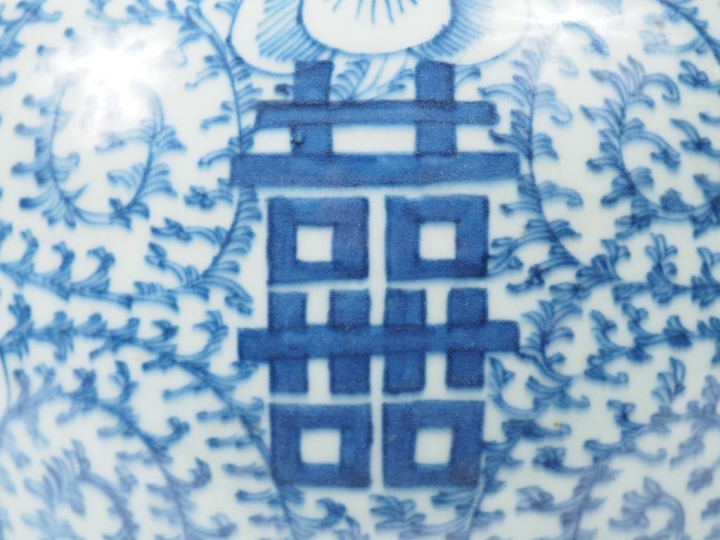 Deux potiches couvertes formant pendant en porcelaine blanche, décor é