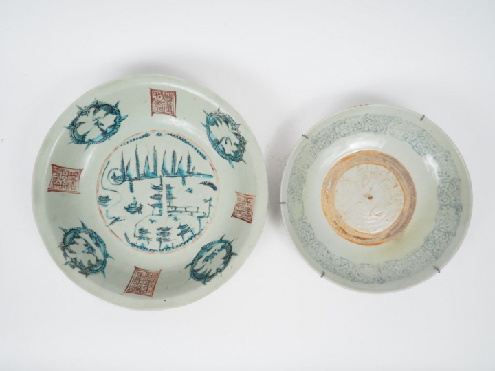 Lot comprenant deux plats creux en porcelaine de Swatow, à décor en bl