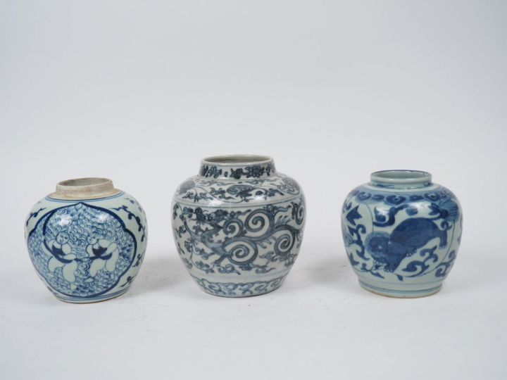 Lot comprenant des pots à gingembre en porcelaine et émail bleu blanc,