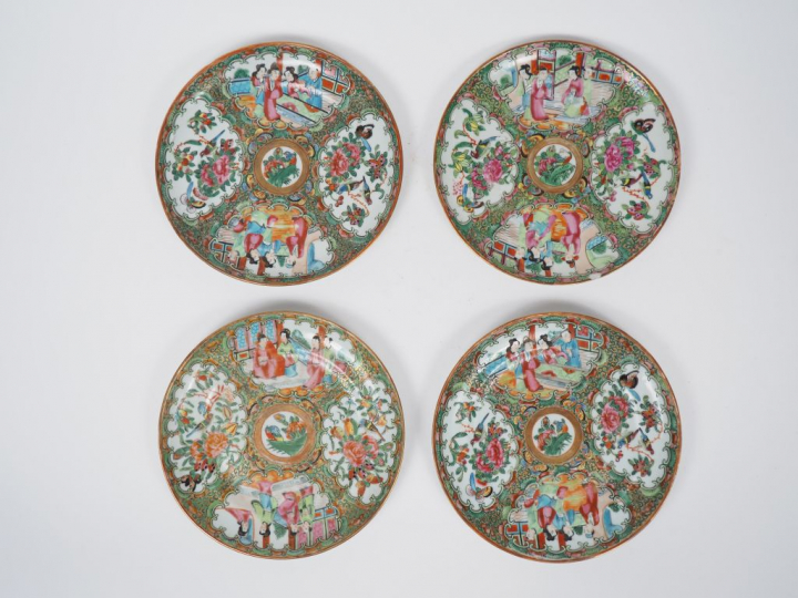 Quatre assiettes en porcelaine de Canton, à décor en médaillon de pers