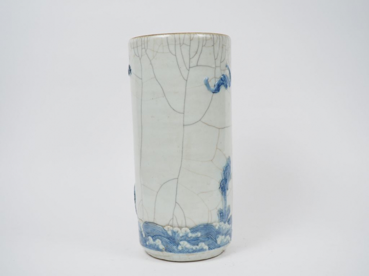 Vase cylindrique en porcelaine et émail céladon craquelé, finement déc