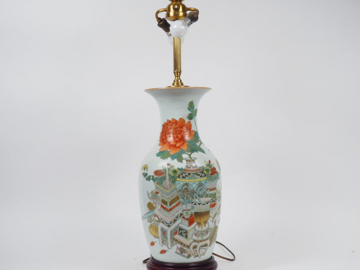 Vase de forme balsutre en porcelaine et émaux polychromes, à décor de 