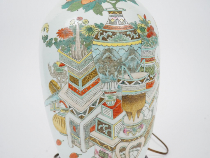 Vase de forme balsutre en porcelaine et émaux polychromes, à décor de 