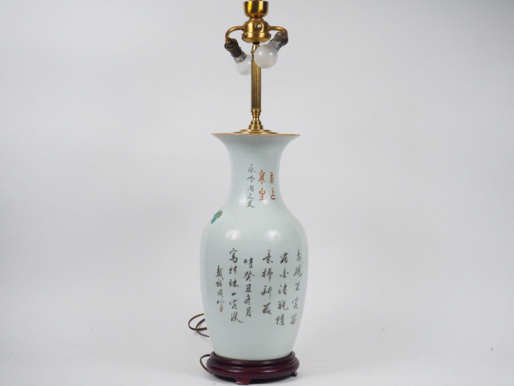 Vase de forme balsutre en porcelaine et émaux polychromes, à décor de 