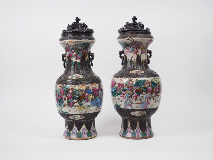 Paire de vases de forme balustre en porcelaine craquelée beige de Nank