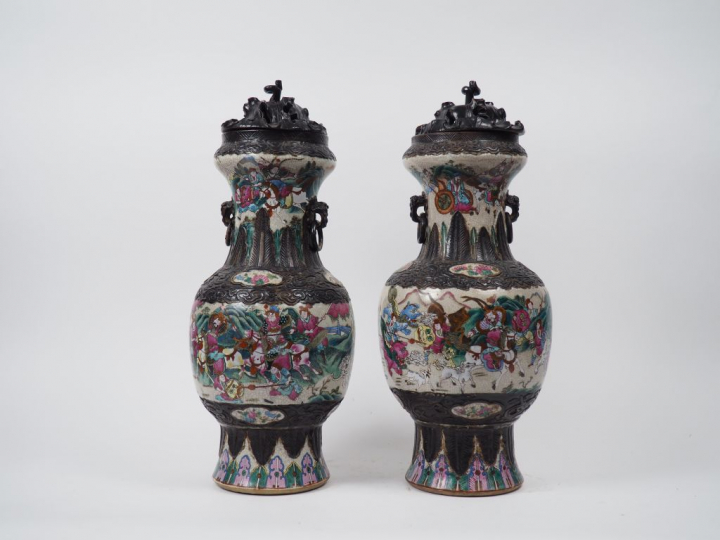 Paire de vases de forme balustre en porcelaine craquelée beige de Nank