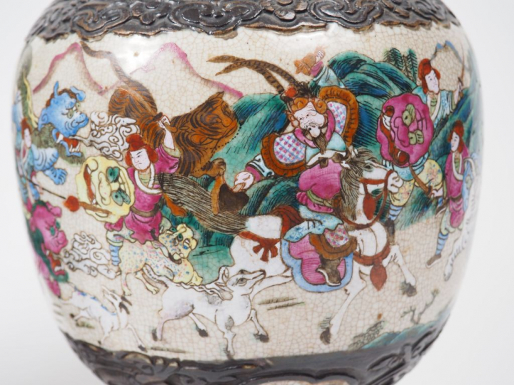 Paire de vases de forme balustre en porcelaine craquelée beige de Nank